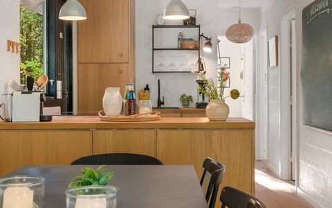 Olaf - 1.4Km from the Sea: Meubles, Cuisine, Comptoir, Design Intérieur, Bois, Luminaire, Pièce, Cabinetry, Table Cuisine Et Salle A Manger, Vaisselle