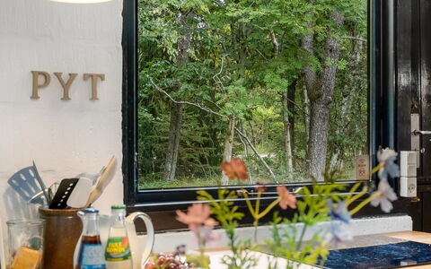 Olaf - 1.4Km from the Sea: Meubles, Verre, Serveware, Plante D'Appartement, Pot De Fleur, Comptoir, Table Cuisine Et Salle A Manger, Chaise, Cuisine