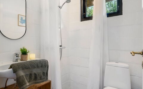 Olaf - 1.4Km from the Sea: Siège De Toilette, Design Intérieur, Sol, Toilette, Sol, Salle De Bains, Luminaire Plomberie, Pièce, Plomberie, Plafond