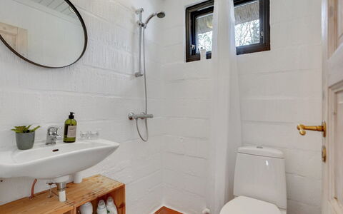 Olaf - 1.4Km from the Sea: Siège De Toilette, Mur, Toilette, Salle De Bains, Luminaire Plomberie, Sol, Sol, Design Intérieur, Plomberie, Évier