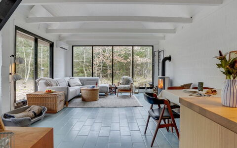 Olaf - 1.4Km from the Sea: Bois, Meubles, Sol, Design Intérieur, Sol, Table, Plafond, Salon, Domicile, Pièce
