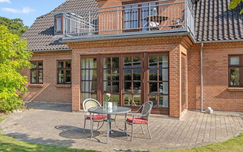 Iarund - 500M to the Fjord: Meubles, Design Intérieur, Sol, Bois, Sol, Plafond, Parquet, Chaise, Table, Éclairage