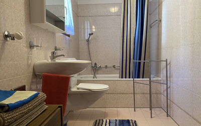 Della Posta Cervo Giardino 765.2: Miroir, Luminaire Plomberie, Robinet, Évier, Propriété, Salle De Bains, Bleu Azur, Bleu, Lavabo, Violet
