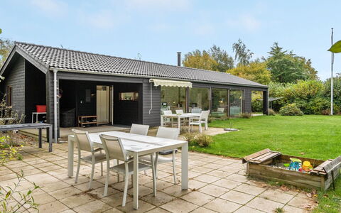 Aino - 1Km from the Sea: Meubles, Design Intérieur, Sol, Bois, Sol, Plafond, Parquet, Chaise, Table, Éclairage