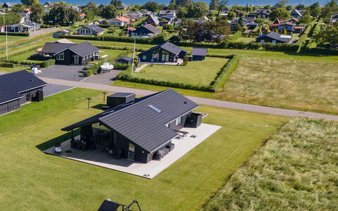 Thalie - 400M from the Sea: Bleu, Arbuste, Chalet, Couverture De Sol, Jardin, Biens, Ombre, Aménagement Paysager, Ferme, Eco Hôtel