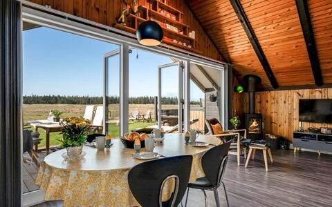 Agnesa - 1.5Km from the Sea: Bois, Domicile, Chalet, Siding, Plafond, Luminaire, Batiments Jardin, Chaise, Porche, Table Cuisine Et Salle A Manger