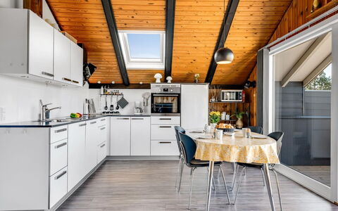 Agnesa - 1.5Km from the Sea: Cuisine, Design Intérieur, Plafond, Principaux Appliance, Comptoir, Chaise, Appareil De Cuisine, Table Cuisine Et Salle A Manger, Électroménager, Cabinetry