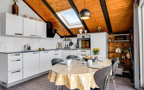 Agnesa - 1.5Km from the Sea: Cuisine, Bois, Design Intérieur, Comptoir, Meubles, Sol, Plafond, Principaux Appliance, Appareil De Cuisine, Sol