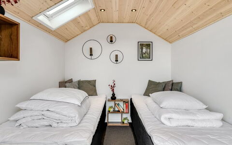Agnesa - 1.5Km from the Sea: Chambre, Design Intérieur, Bois, Lit, Sol, Sol, Plafond, Meubles, Pièce, Literie