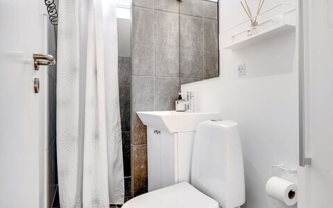 Agnesa - 1.5Km from the Sea: Luminaire Plomberie, Siège De Toilette, Toilette, Design Intérieur, Sol, Sol, Salle De Bains, Évier, Plomberie, Pièce