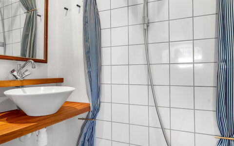 Elisabetha - 16Km from the Sea: Luminaire Plomberie, Salle De Bains, Design Intérieur, Plomberie, Robinet, Lavabo, Évier, Tuile, Rideau, Rideau De Douche