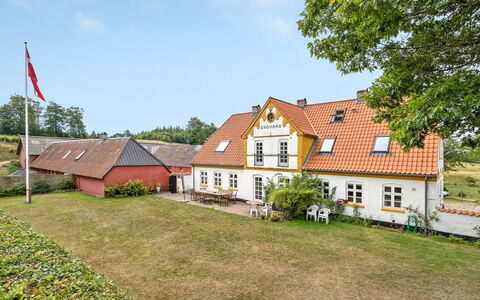 Elisabetha - 16Km from the Sea: Domicile, Toit, Maison, Chalet, Biens, Porte, Porche, Siding, Ferme, Ombre