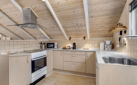 Hailka: Cuisine, Bois, Comptoir, Sol, Plafond, Design Intérieur, Sol, Évier, Luminaire Plomberie, Robinet