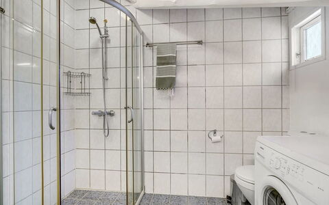 Hailka: Luminaire Plomberie, Sol, Salle De Bains, Design Intérieur, Sol, Plomberie, Douche, Toilette, Tuile, Plafond