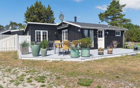 Haidi - 300M from the Sea: Meubles, Design Intérieur, Sol, Bois, Sol, Plafond, Parquet, Chaise, Table, Éclairage