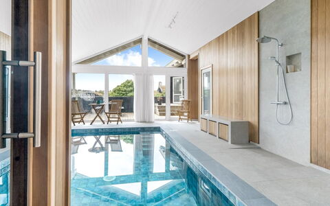 Rauli - 50M from the Sea: Sol, Sol, Piscine, Plafond, Matériau Naturel, Dur, Recours, Planche, Parquet, Tache De Bois