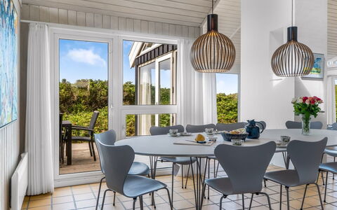 Rauli - 50M from the Sea: Meubles, Design Intérieur, Bois, Sol, Chaise, Salle À Manger, Table Cuisine Et Salle A Manger, Table, Sol, Plafond