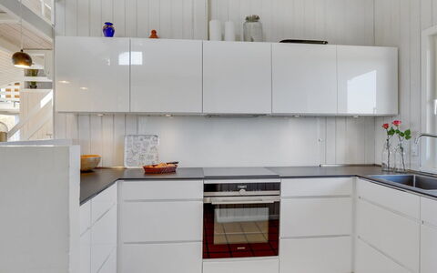 Rauli - 50M from the Sea: Cuisine, Appareil De Cuisine, Sol, Comptoir, Cabinetry, Design Intérieur, Bois, Sol, Principaux Appliance, Parquet
