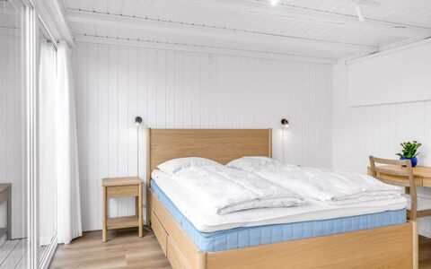 Rauli - 50M from the Sea: Bois, Sol, Sol, Chambre, Design Intérieur, Lit, Meubles, Pièce, Literie, Drap De Lit