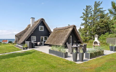 Aranja - 300M to the Fjord: Maison, Toit, Domicile, Chalet, Arbuste, Couverture De Sol, Biens, Ferme, Siding, Batiments Jardin