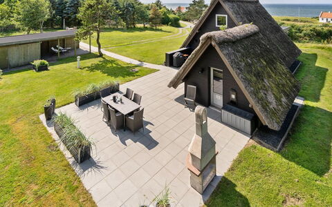 Aranja - 300M to the Fjord: Maison, Toit, Domicile, Chalet, Arbuste, Couverture De Sol, Biens, Ferme, Siding, Batiments Jardin