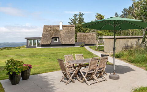 Aranja - 300M to the Fjord: Maison, Toit, Domicile, Chalet, Arbuste, Couverture De Sol, Biens, Ferme, Siding, Batiments Jardin