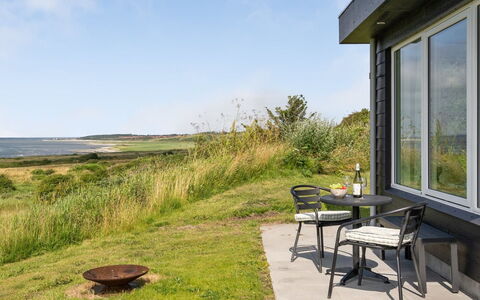 Aranja - 300M to the Fjord: Maison, Toit, Domicile, Chalet, Arbuste, Couverture De Sol, Biens, Ferme, Siding, Batiments Jardin