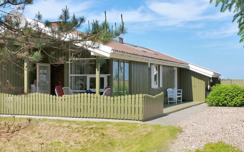 Annick - 300M from the Sea: Bleu, Arbuste, Chalet, Couverture De Sol, Jardin, Biens, Ombre, Aménagement Paysager, Ferme, Eco Hôtel