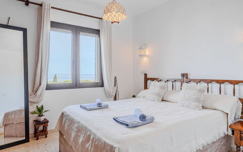 Villa Fili: Lit, Chambre, Meubles, Literie, Drap De Lit, Design Intérieur, Sol, Linge, Textile, Sol