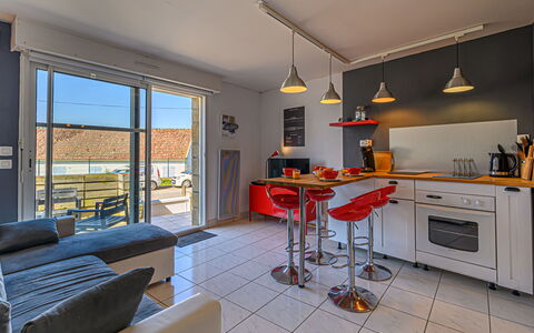 Kermarine: Plante, Meubles, Bâtiment, Propriété, Table, Chaise, Ombre, Fenêtre, Design Intérieur, Éclairage