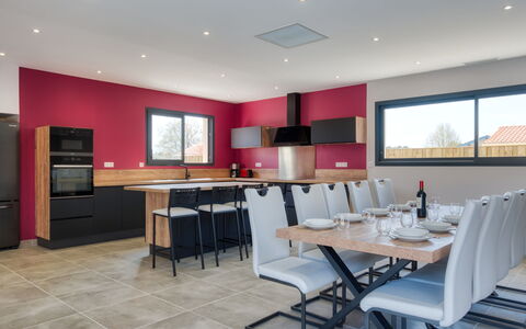 Villa des Écureuils: Plante, Meubles, Bâtiment, Propriété, Table, Chaise, Ombre, Fenêtre, Design Intérieur, Éclairage