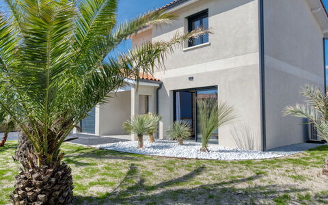 Villa des Écureuils: Plante, Meubles, Bâtiment, Propriété, Table, Chaise, Ombre, Fenêtre, Design Intérieur, Éclairage