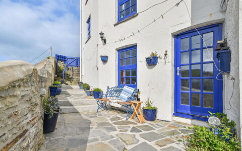 Dolphin Cottage: Plante, Meubles, Bâtiment, Propriété, Table, Chaise, Ombre, Fenêtre, Design Intérieur, Éclairage