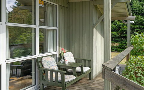 Arnia - 30Km from the Sea: Domicile, Chalet, Porche, Dur, Siding, Plate-Forme, Ombre, Planche, Biens, Batiments Jardin