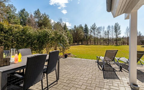 Tamika - 950M from the Sea: Lot Terre, Jardin, Aménagement Paysager, Ombre, Pelouse, Cour, Biens, Mobilier De Jardin, Eco Hôtel, Porche