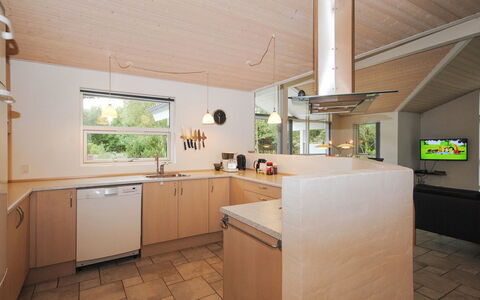 Tamika - 950M from the Sea: Design Intérieur, Sol, Comptoir, Meubles, Cuisine, Bois, Plafond, Sol, Cabinetry, Luminaire