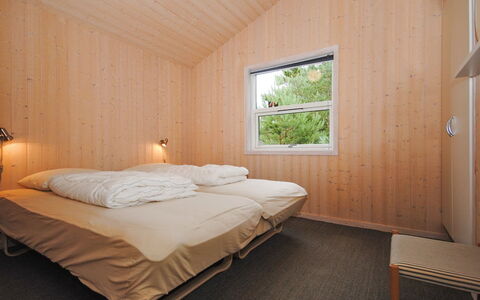 Tamika - 950M from the Sea: Bois, Chambre, Plafond, Design Intérieur, Lit, Drap De Lit, Sol, Dur, Sol, Literie