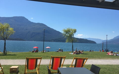 Alla Fontana: L'Eau, Ciel, Montagne, Propriété, Écorégion, Lumière, La Nature, Ombre, Bleu Azur, Table