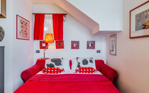 Alla Fontana: Meubles, Rouge, Design Intérieur, Chambre, Pièce, Textile, Oreiller, Linge, Lit, Coussin