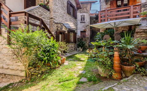 Alla Fontana: Porte, Escaliers, Pot De Fleur, Plante D'Appartement, Brique, Balcon, Cour, Ruelle, Allée, Pavé