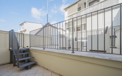 Appartamento Amedeo: Nuage, Ciel, Plante, Propriété, Bâtiment, Fenêtre, Fleur, Architecture, Design Urbain, Quartier