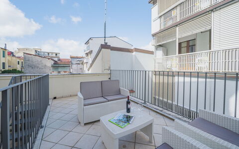 Appartamento Amedeo: Nuage, Ciel, Plante, Propriété, Bâtiment, Fenêtre, Fleur, Architecture, Design Urbain, Quartier