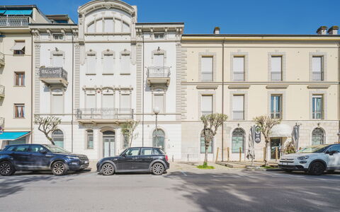 Appartamento Amedeo: Nuage, Ciel, Plante, Propriété, Bâtiment, Fenêtre, Fleur, Architecture, Design Urbain, Quartier