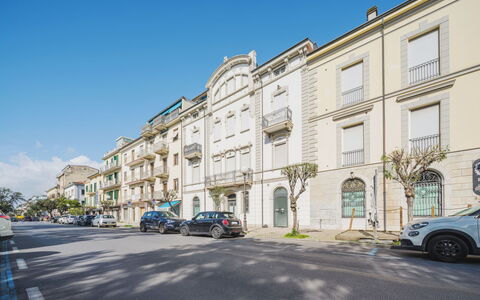 Appartamento Amedeo: Nuage, Ciel, Plante, Propriété, Bâtiment, Fenêtre, Fleur, Architecture, Design Urbain, Quartier