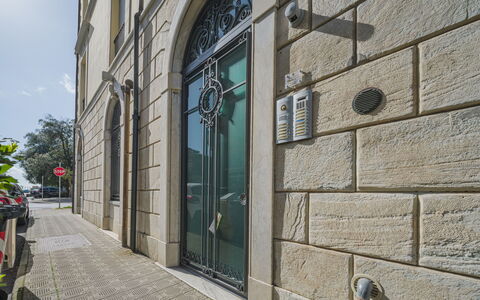 Appartamento Amedeo: Nuage, Ciel, Plante, Propriété, Bâtiment, Fenêtre, Fleur, Architecture, Design Urbain, Quartier