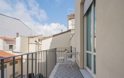 Appartamento Amedeo: Nuage, Ciel, Plante, Propriété, Bâtiment, Fenêtre, Fleur, Architecture, Design Urbain, Quartier