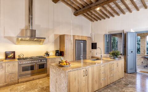 Podere D'Asso: Cabinetry, Comptoir, Propriété, Meubles, Bois, Évier, Design Intérieur, Tiroir, Cuisine, Tache De Bois