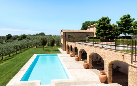Podere D'Asso: Ciel, L'Eau, Plante, Propriété, Bâtiment, Arbre, Plan D'Eau, Piscine, Mur, Loisir