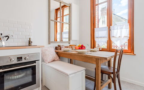 La Casita: Nuage, Ciel, Propriété, Bâtiment, Arbre, Bois, Chaise, Design Urbain, Mobilier De Jardin, Table