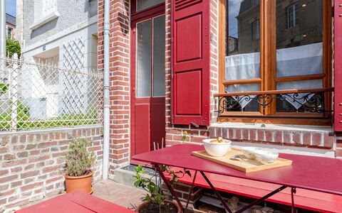 La Casita: Nuage, Ciel, Propriété, Bâtiment, Arbre, Bois, Chaise, Design Urbain, Mobilier De Jardin, Table